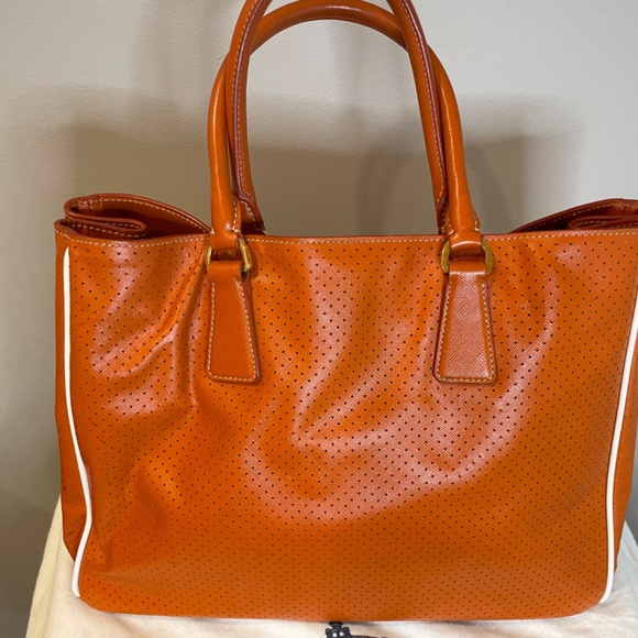 Fabulous, Fun Authentic Prada Saffiano Fori in Papaya+Bianco - Picture 3 of 12